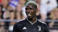 Paul Pogba memilih meninggalkan Old Trafford setelah kontraknya habis. Ia memutuskan untuk kembali ke Juventus setelah berpisah dengan MU. Pemain berusia 29 tahun tersebut sebelumnya pernah membela Juventus selama empat tahun antara 2012 sampai 2016. Pogba kembali ke Allianz Stadium dengan status bebas transfer. Gelandang asal Prancis tersebut dikontrak jangka panjang dengan durasi selama empat tahun. (AFP/Ethan Miller)