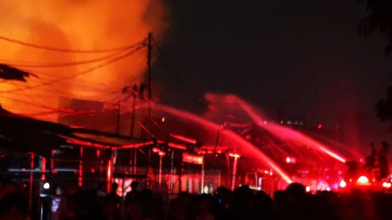 Kebakaran Gudang Material di Kuningan Padam, Kerugian Capai Miliaran Rupiah