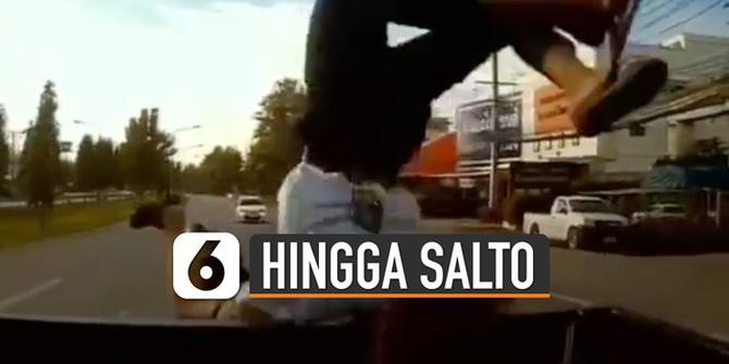 VIDEO: Ngilu, Pria Tidak Fokus Berkendara Tabrak Mobil Pick Up Hingga Salto