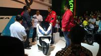 Presiden RI Joko Widodo mendengarkan pemaparan singkat Direktur Pemasaran PT Astra Honda Motor (AHM ) Thomas Wijaya mengenai sepeda motor PCX Electric.
