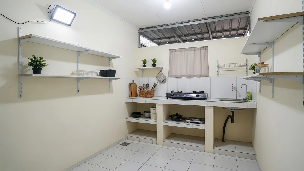 Cara Menata Dapur Belakang Rumah Sempit agar Tidak Becek Saat Hujan Deras