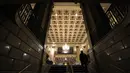 Lobi Roosevelt Hotel, sebuah hotel mewah bersejarah di Midtown Manhattan, terlihat di New York pada 12 Oktober 2020. Hotel ikonik yang kerap dijadikan tempat syuting film-film Hollywood itu akan ditutup secara permanen lantaran pandemi Covid-19. (TIMOTHY A. CLARY / AFP)