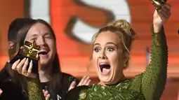 Dalam pidatonya, Adele memberikan apresiasinya pada Beyonce, musisi yang diidolakannya di ajang Grammy Awards 2017 di Staples Center, Los Angeles, Minggu (12/2). Adele tak menyangka kalau dirinya dapat mengalahkan sang idola. (AFP PHOTO/ KEVIN WINTER)