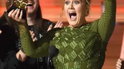 Dalam pidatonya, Adele memberikan apresiasinya pada Beyonce, musisi yang diidolakannya di ajang Grammy Awards 2017 di Staples Center, Los Angeles, Minggu (12/2). Adele tak menyangka kalau dirinya dapat mengalahkan sang idola. (AFP PHOTO/ KEVIN WINTER)