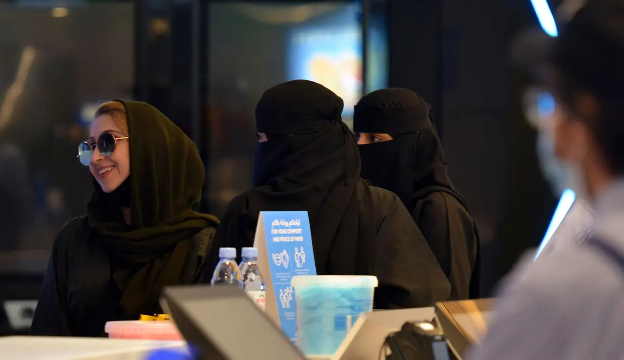 Perempuan Saudi tiba untuk menonton film di sebuah bioskop di ibu kota Riyadh (22/6/2020). Pemerintah Arab Saudi membuka kembali bioskop setelah melonggarkan lockdown Covid-19. (AFP Photo/Fayez Nureldine)