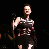 Acara musik di televisi yang terbatas membuat mantan personel Ratu ini beralih dengan melakukan promo di radio. (Deki Prayoga/Bintang.com)