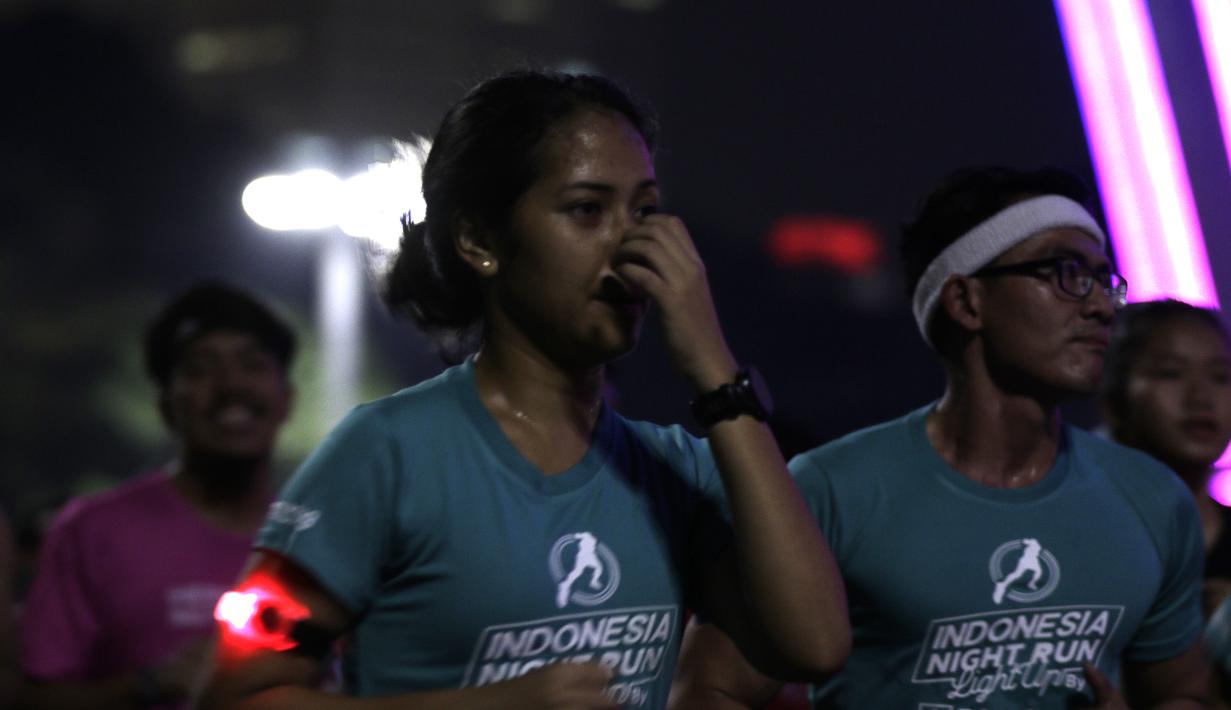 Warga berlari di kawasan Stadion Utama Gelora Bung Karno, Senayan, Jakarta, Rabu (9/10). Olahraga lari pada malam hari di GBK menjadi pilihan pekerja ibu kota. (Bola.com/Yoppy Renato)
