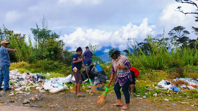 Kepala Dinas Lingkungan Hidup Kabupaten Tolikara Elius Enembe memimpin langsung dan memberikan beberapa arahan saat gotong royong melakukan kegiatan bersih-bersih lingkungan di semua titik di Distrik Karubaga, Papua.
