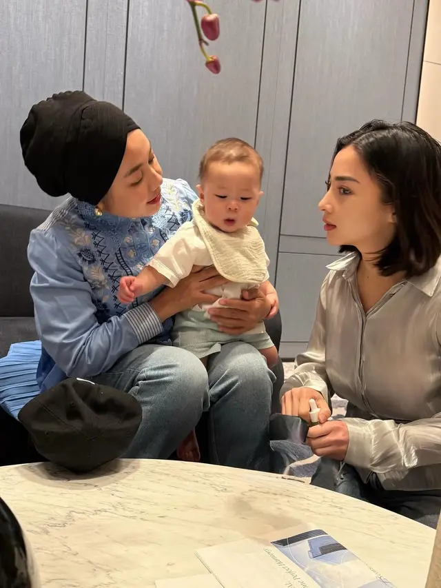 Gaya Old Money Nikita Willy Liburan ke Korea Selatan Bareng Keluarga, Tampil Serba Silver dan Tas Hermes