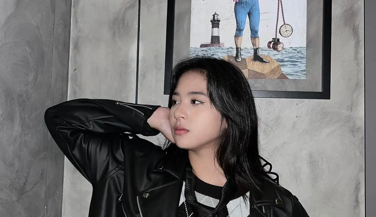 Saat ini ia berusia 18 tahun dan baru saja meraih pencapaian 1 juta followers di Instagram. [Instagram @jkt48.zee]