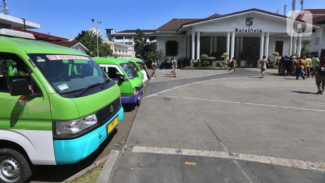 Tuntut BisKita Berbayar, Ratusan Sopir Angkot Geruduk Balai Kota Bogor