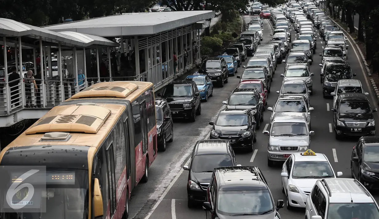 Sejumlah kendaraan terjebak kemacetan di jalur 3 in 1 di Jalan Jenderal Sudirman, Jakarta, Selasa (10/5). Pemprov DKI Jakarta secara resmi akan menghapus aturan jalur 3 in 1 pada Senin (16/5). (Liputan6.com/Faizal Fanani)
