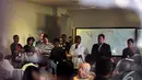 Sejumlah pemuka agama memimpin doa bersama keluarga penumpang AirAsia QZ8501 di Bandara Juanda, Surabaya, Senin (29/12/2014).(Liputan6.com/Johan Tallo)