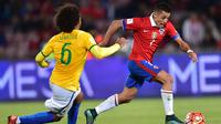 Pemain Chile Alexis Sanchez (kanan) menggiring bola melewati pemain Brazil Marcelo pada Kualifikasi Piala Dunia Russia 2018 FIFA di Nacional stadium, Santiago de Chile, Kamis (8/10/2015). (AFP Photo / Martin Bernetti)
