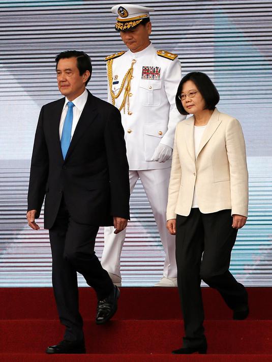 Presiden perempuan pertama Taiwan, Tsai Ing- wen (kanan) bersama mantan Presiden Ma Ying-jeou berjalan keluar untuk memberikan sambutan ke publik usai upacara pelantikan di istana presiden di Taipei, Jumat (20/5). (REUTERS/Tyrone Siu)