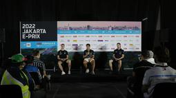 Dari kiri : Pebalap Mercedes EQ Formula E, Stoffel Vandoorne, Pebalap Jaguar TCS Racing, Mitch Evans dan pebalap Envision Racing, Nick Cassidy, memberi keterangan saat jumpa pers di Jakarta International e-Prix Circuit (Jakarta E-Prix), Ancol pada Jumat (4/6/2022). (Bola.com/M Iqbal Ichsan)