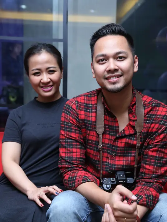 Astrid mengungkap bahwa terkadang di dalam hubungan terlebih yang sudah menikah, tentu ada goyahnya. Lagu ini menceritakan tentang kegoyahan tersebut namun dengan harapan hubungan dapat dijaga apapun yang terjadi. (Nurwahyunan/Bintang.com)