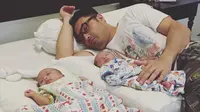 Dengar Ibunya Menyanyi, Bayi Kembar Cynthia Lamusu Bergandengan