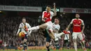 Arsenal Kieran Gibbs mencetak gol dibayangi pemain Tottenham Hotspur pada lanjutan Liga Premier Inggris  di Stadion Emirates, London, Inggris, Minggu (8/11/2015). Arsenal bermain imbang 1-1.  (Reuters/Andrew Couldridge)