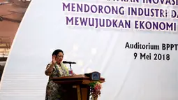 Presiden ke-5 Megawati Soekarnoputri memberi sambutan saat dialog di gedung BPPT, Jakarta, Rabu (9/5). Dalam sambutannya, Megawati menyampaikan rasa syukurnya atas kesembuhan Habibie dan telah kembali ke Tanah Air. (Liputan6.com/JohanTallo)