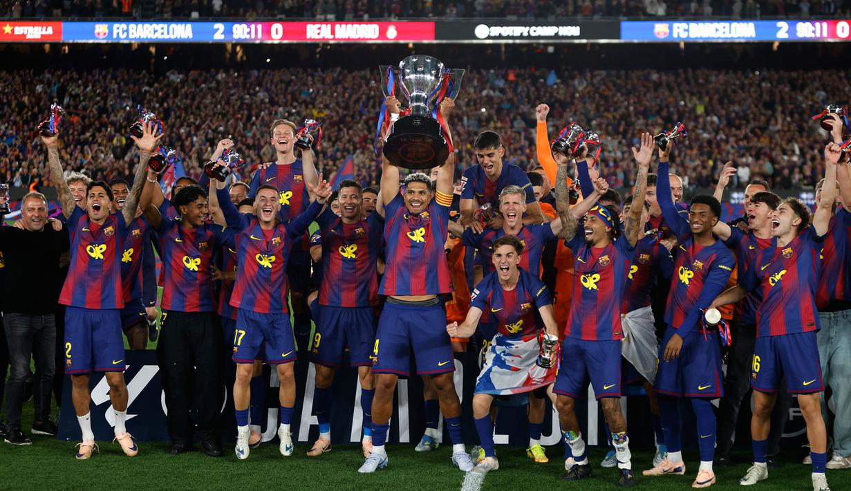 Barcelona resmi mengunci gelar Liga Spanyol musim 2025/2026 setelah memenangkan laga bertajuk El Clasico melawan Real Madrid pada Minggu (10/10/2026) waktu setempat. (AP Photo/Joan Monfort)
