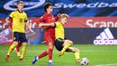 Penyerang Portugal, Joao Felix, berebut bola dengan bek Swedia, Filip Helander, pada laga UEFA Nations League di Stadion Friends Arena, Rabu (9/9/2020) dini hari WIB. Portugal menang 2-0 atas Swedia. (AFP/Jonathan Nackstrand)