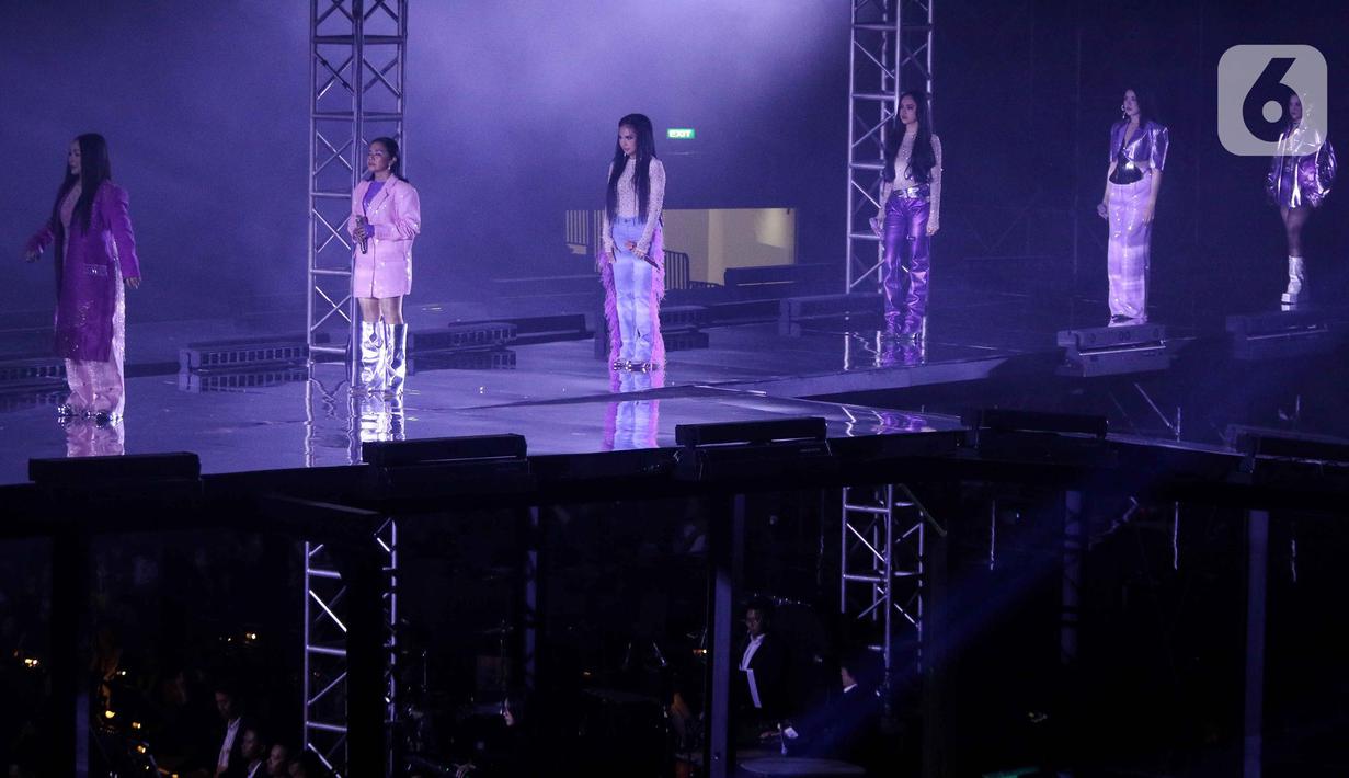 Konser Super Diva menyuguhkan penampilan kolaborasi apik dari para penyanyi yang tergabung dalam 3 Diva dan Super Girls secara bergantian. (Liputan6.com/Herman Zakharia)