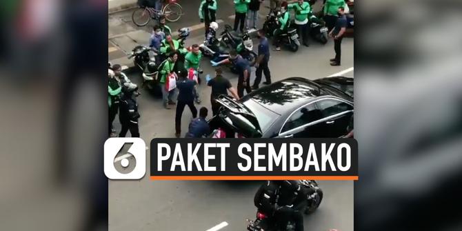 VIDEO: Viral Jokowi Bagi Sembako di Jalan Dekat Istana