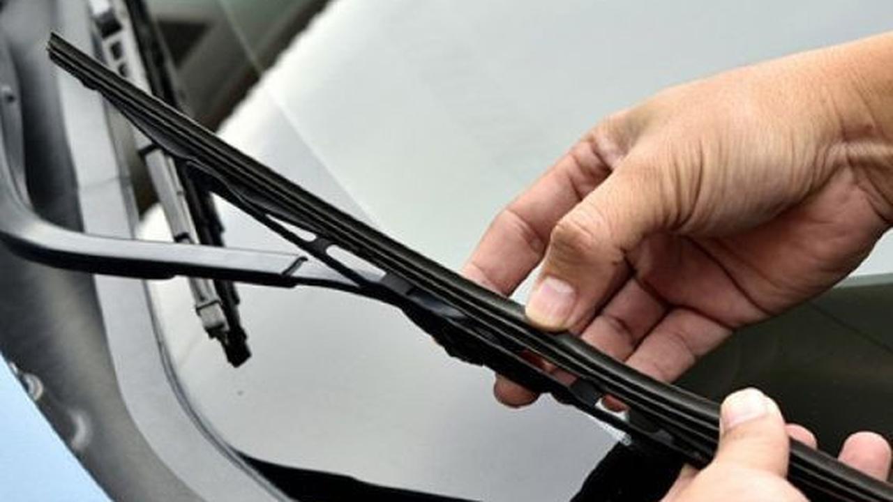 6. Karet Wiper Rusak atau Sobek