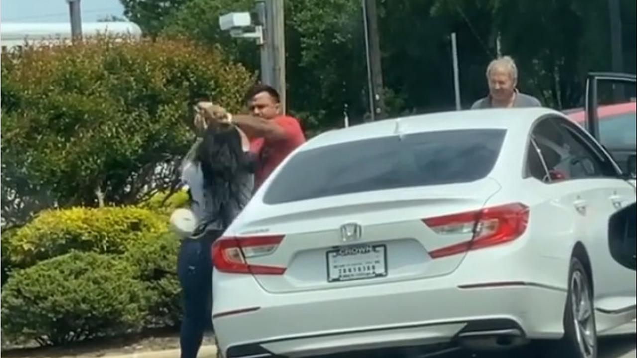 Dua warga AS berkelahi di pom bensin di tengah masalah pasokan BBM. Wanita dalam video meludah ke si pria.