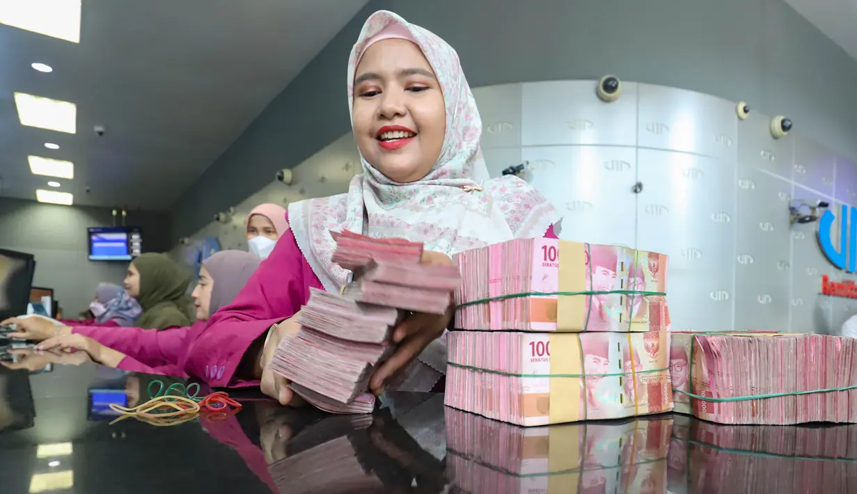 Karyawan menunjukkan menghitung uang Rupiah di VIP Money Changer, Jakarta, Jumat (5/6/2026). (merdeka.com/Arie Basuki)