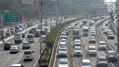 Sejumlah kendaraan melintasi ruas tol dalam kota arah Cawang, Jakarta, Sabtu (9/6). H-6 Hari Raya Idul Fitri 1439 H, ruas tol dalam kota Jakarta masih terlihat padat. (Liputan6.com/Helmi Fithriansyah)