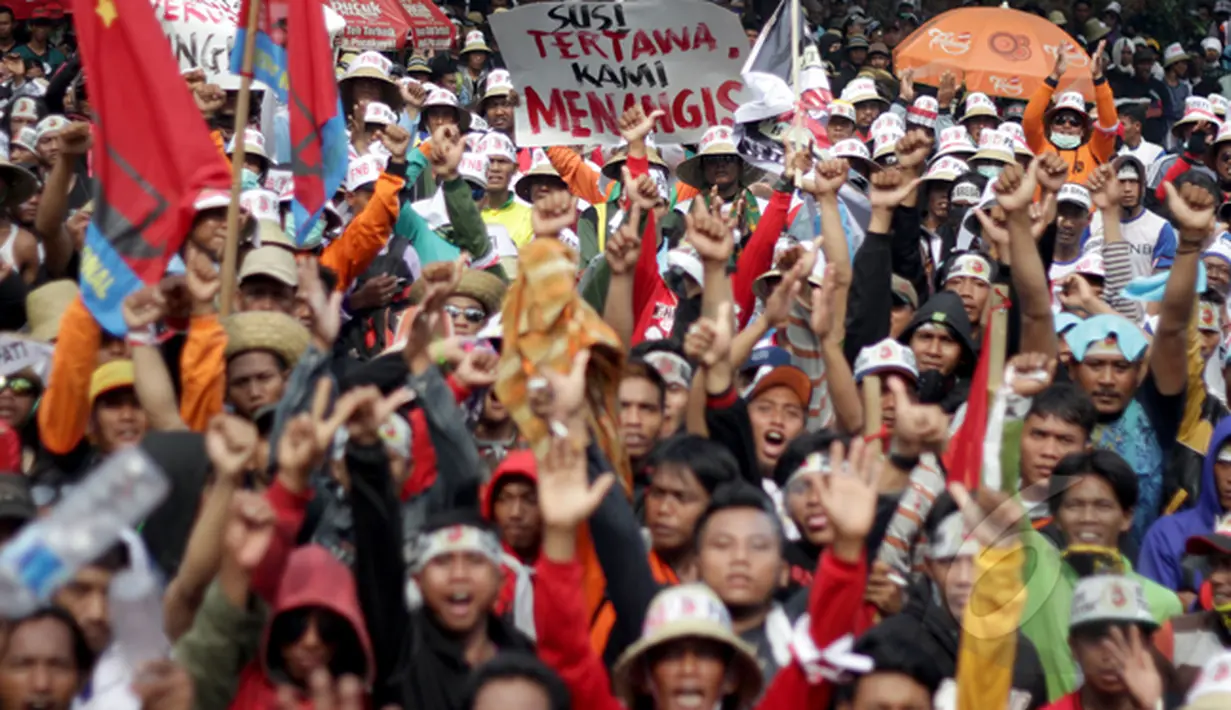 Ribuan orang yang tergabung dalam Front Nelayan Bersatu menggelar aksi unjuk rasa di depan kantor Kementerian Kelautan dan Perikanan (KKP), Jakarta, Kamis (26/2/2015). (Liputan6.com/Faizal Fanani)