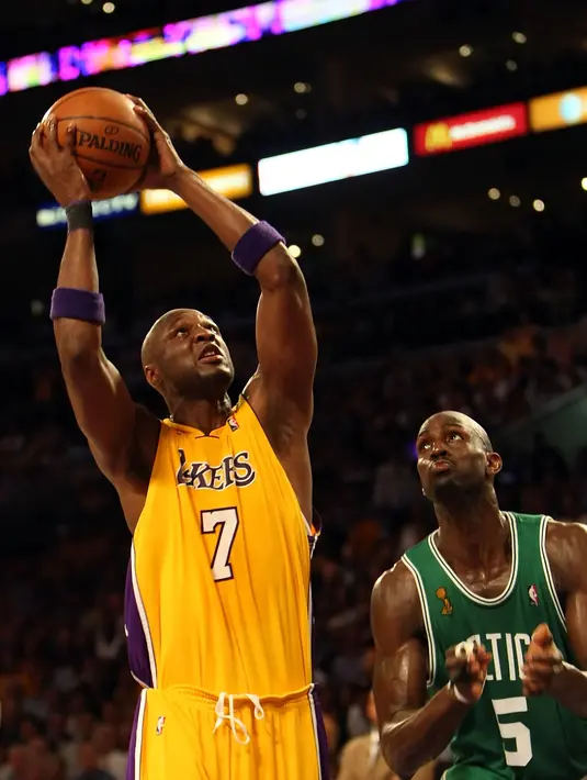 “Dia ingin hidup bersih dan fokus. Dia juga sedang mencoba peduli terhadap dirinya. Dia sangat ingin untuk lebih baik,” ucap sumber terkait Lamar Odom saat ini. (AFP/Bintang.com)