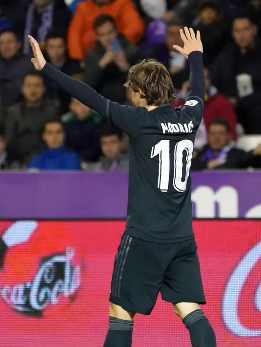 Gelandang Real Madrid, Luka Modric berselebrasi usai mencetak gol ke gawang Real Valladolid selama pertandingan lanjutan La Liga Spanyol di stadion Jose Zorrilla,Valladolid (10/3). Madrid menang telak 4-1 atas Valladolid. (AFP Photo/Cesar Manso)