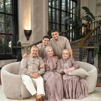Ide baju Lebaran sarimbit dari keluarga YouTuber Fadil Jaidi. Tampil dengan nuansa nude yang lembut, sarimbit keluarga Fadil ini bisa jadi inspirasi menyambut Hari Raya dengan menawan. [Foto: Instagram/heylocal.id]