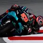 Fabio Quartararo melakukan teknik merebahkan motor elbow down. (LLUIS GENE / AFP)