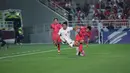 Pemain Timnas Indonesia U-23, Komang Teguh Trisnanda (kiri) berebut bola dengan pemain Korea Selatan U-23, Kim Dong-jin pada laga perempatfinal Piala Asia U-23 2024 di Abdullah bin Khalifa Stadium, Doha, Qatar, Jumat (26/4/2024) dini hari WIB. (Dok. PSSI)
