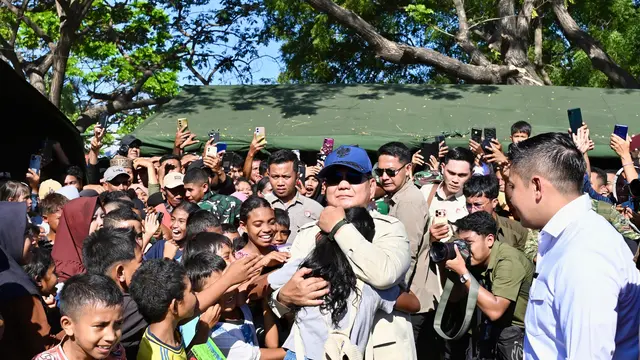 Prabowo menyapa dan memeluk anak-anak korban Gempa NTT