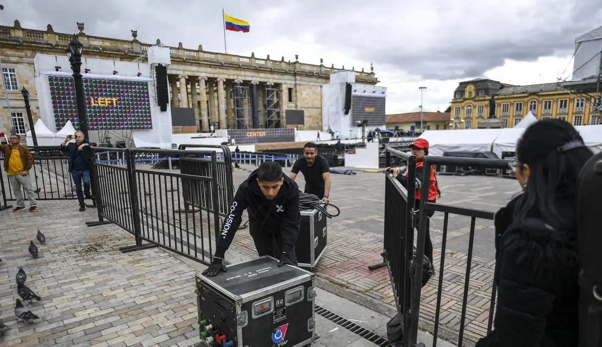 Petugas membantu mengatur sound system untuk upacara pelantikan Presiden terpilih Gustavo Petro, di Bolivar Square di Bogota pada 5 Agustus 2022. Kemenangan Gustavo Petro menjadi sejarah Kolombia karena pertama kalinya kaum kiri dapat memenangkan pemilihan presiden. (Juan BARRETO / AFP)