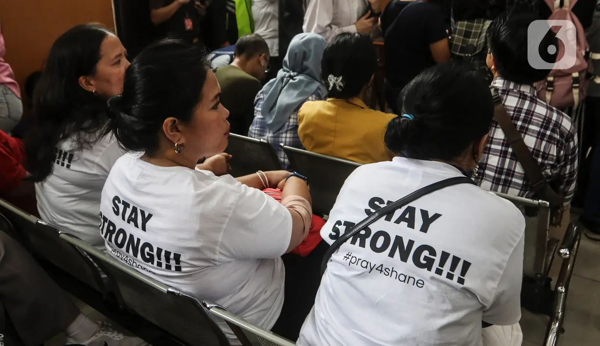Para emak-emak kompak mengenakan kaos putih dipadu celana panjang hitam. Di bagian belakang kaos terlihat tulisan 'Stay Strong !!! dilengkapi tagar #pray4shane'. (Liputan6.com/Johan Tallo)