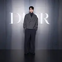 Nam Joo Hyuk, aktor asal Korea Selatan ini tampil elegan dengan koleksi Dior Men rancangan Kim Jones. Ia mengenakan double-breasted short coat berwarna abu-abu yang dipadukan dengan turtleneck top serta loose pants hitam, menciptakan tampilan klasik dan maskulin. [Dok/DIOR].