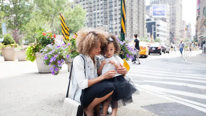 [BIntang] 3 Zodiak yang Kalau Jadi Ibu Bakal Kuno Banget