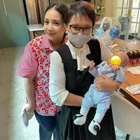 Menlu Retno Marsudi ajak cucunya jenguk baby Rayyanza. (Sumber: Instagram/raffinagita1717)