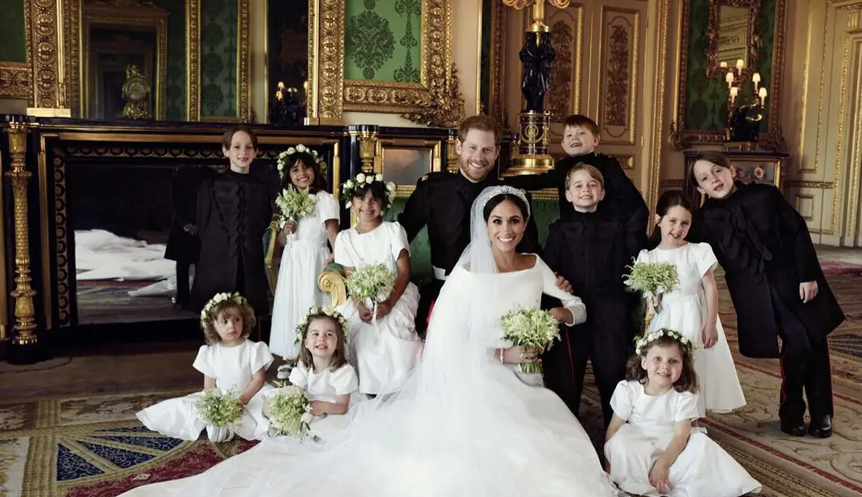 Usai momen bahagia tersebut, foto resmi pernikahan Meghan dan Harry pun dirilis. (instagram/kensingtonroyal)