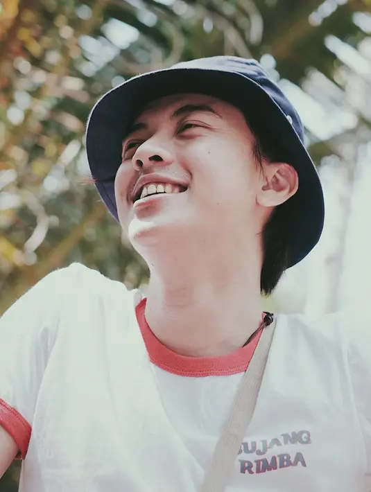 Meski terkesan simpel, penampilan pria 29 tahun ini tampak stylish. Di kesehariannya, Bisma Karisma kerap tampil dengan kaus yang dipadukan dengan bucket hat. Kali ini ia memiih bucket hat berwarna hitam, cocok banget. (Liputan6.com/IG/@sibisma)
