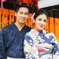 Bersama dengan suami tercinta, Askara Parasady Harsono dan kedua anaknya. Nindy Ayunda melakukan perjalanan liburan ke Jepang. Memang liburan ke Jepang tak lengkap bila belum berfoto menggunakan kimono. (Liputan6.com/IG/@nindyparasadyharsono)