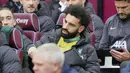 Striker Liverpool, Mohamed Salah duduk di bangku cadangan jelang dimulainya laga pekan ke-35 Premier League 2023/2024 menghadapi West Ham United di London Stadium, London, Sabtu (27/4/2024). (PA via AP Photo/Jonathan Brady)