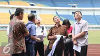 Tim ahli dan subkontraktor mengamati konstruksi Stadion Gedebage, Bandung, Rabu (10/6/2015). Penyidik Dirtipidkor Polri dan sejumlah tenaga ahli mengecek fisik stadion dalam kasus korupsi pembangunan Stadion Gedebage (Liputan6.com/Awan Harinto)