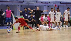 Ekspresi pelatih Timnas Futsal Indonesia, Hector Souto di peinggir lapangan saat Indonesia berhadapan dengan Thailand pada final Piala AFF Futsal 2026 di Nonthaburi Sports Complex Gymnasium, Nonthaburi hari Minggu, (12/4/2026). (Dok. FFI)